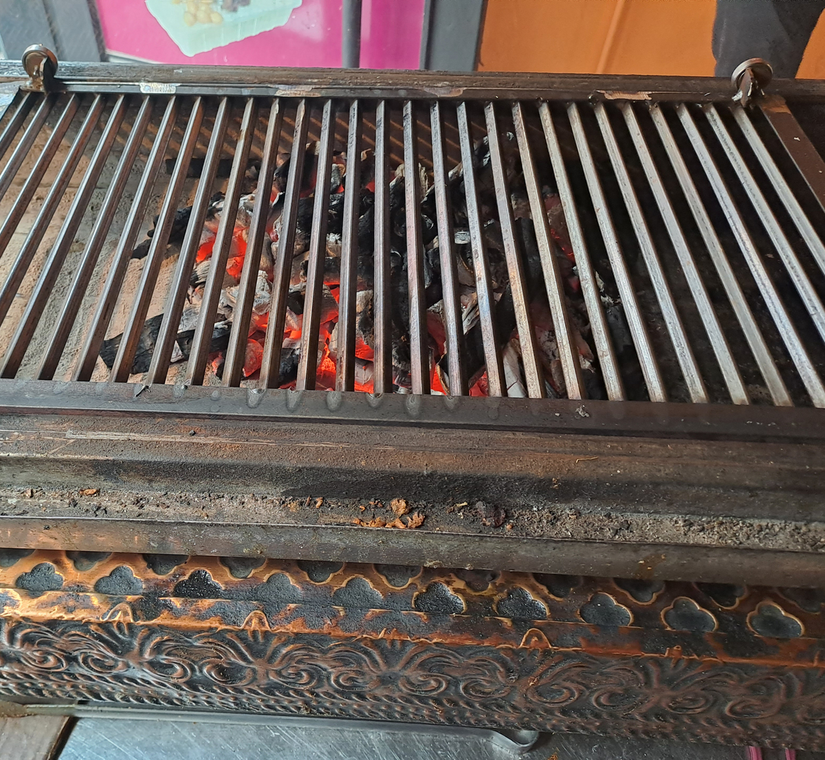 Kömürlü ızgarada, közün üzerinde